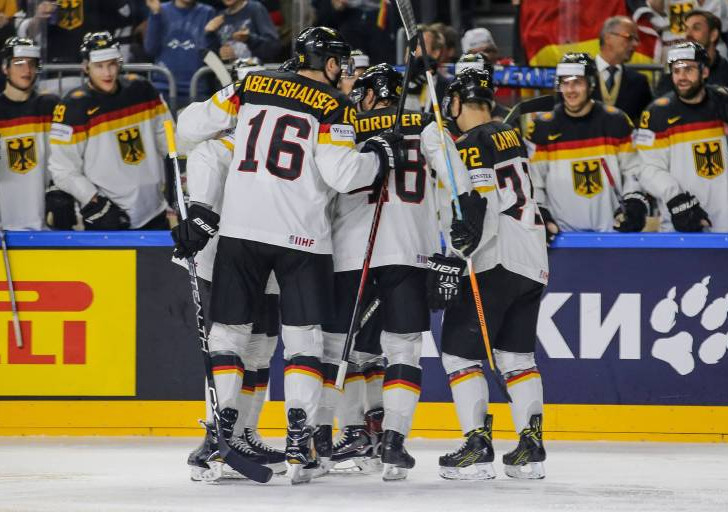 Ungefährdeter Sieg für Deutschland. Grizzly Gerrit Fauser (Im Hintergrund rechts) wartet noch immer auf sein erstes Länderspieltor. Foto: imago / Eibner