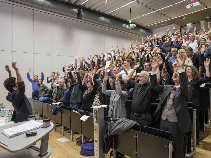 Und jetzt bitte lachen: Dass Lachyoga glücklich macht, probierten die Gäste gleich selbst aus. Foto: Ostfalia