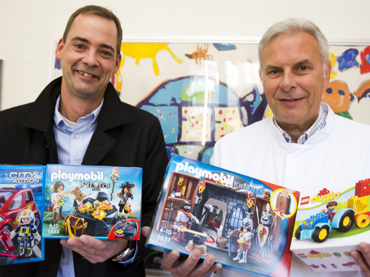 Chefarzt Prof. Dr. Hans Georg Koch nahm freudig die bunte Vielfalt an Spielzeugen von Geschäftsführer Markus Bräutigam für die kleinen Patienten der Kinderklinik entgegen.
Bildnachweis:
Klinikum/Jörg Scheibe