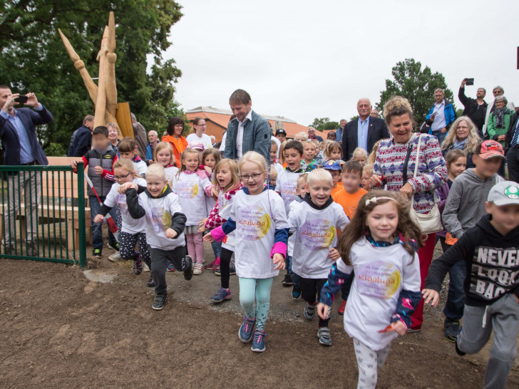 Die Kinder stürmen den neuen Spielplatz. Fotos: Rudolf Karliczek
