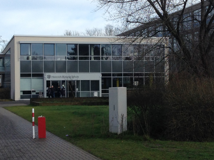 Nach der Evakuierung der Heinrich-Büssing-Schule in Braunschweig hat eine Absuche durch die Polizei, bei der auch Sprengstoffspürhunde eingesetzt waren, keine Hinweise auf verdächtige Gegenstände ergeben.  Foto: Sina Rühland