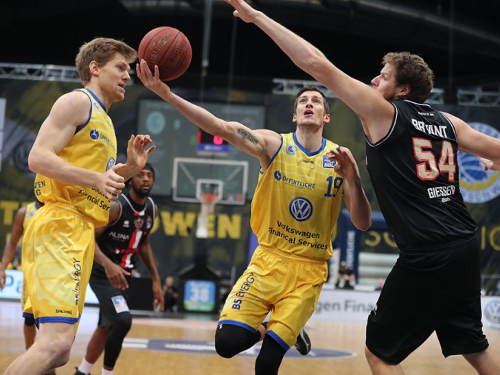 Im Hinspiel stellte Ex-Liga-MVP John Bryant (re.) die Löwen vor große Probleme. Foto: Agentur Hübner/Archiv