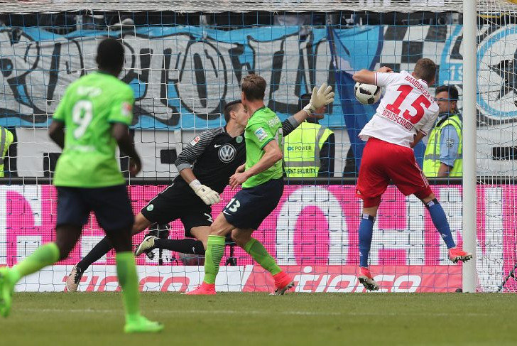 Luca Waldschmidt mit dem 2:1: Ein 21-Jähriger schickt Wolfsburg in die Relegation. Fotos: Agentur Hübner