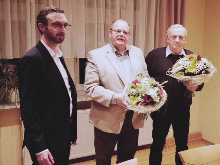 (v.l.n.r.) Alexander Jordan dankt den scheidenden Vorsitzenden Robert Königseder und Falk Gerecke für Ihre Arbeit

Foto: CDU Stadtverband Königslutter