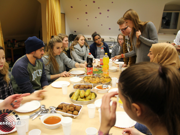 Die jungen Leute der Gruppe  während des syrischen Abends. 		                 Fotos: Kreisjugendpflege