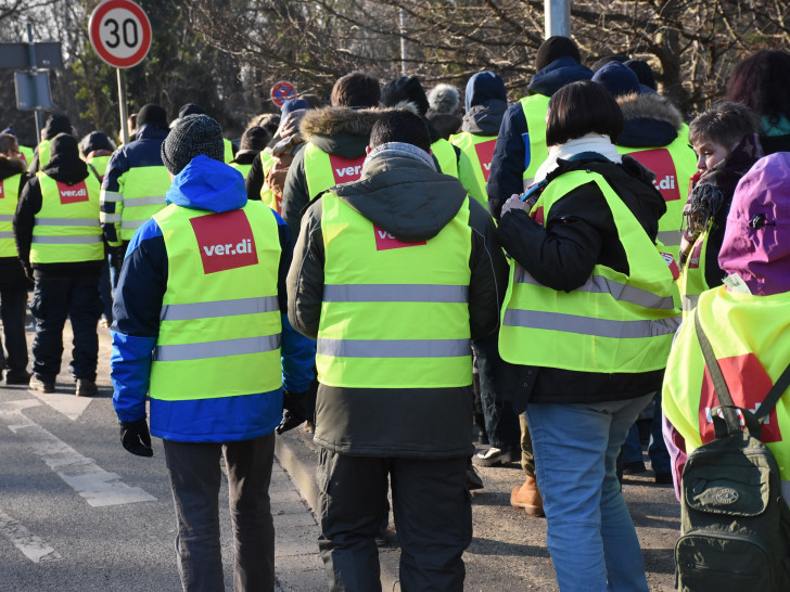 Bei acht Grad unter null gingen die Mitarbeiter auf die Straße. Fotos: ver.di