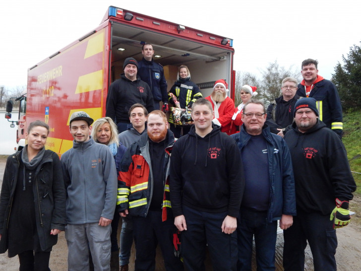 Ein LKW voll mit Geschenken für die Kinder kam zusammen. Fotos: Feuerwehren der Samtgemeinde Velpke