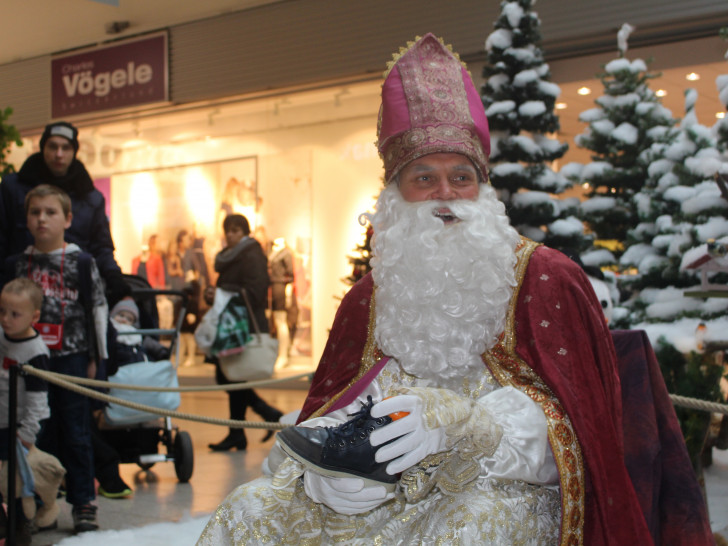 Der Nikolaus verteilte mit Leckereien gefüllte Stiefel im FORUM, Foto: Jan Borner