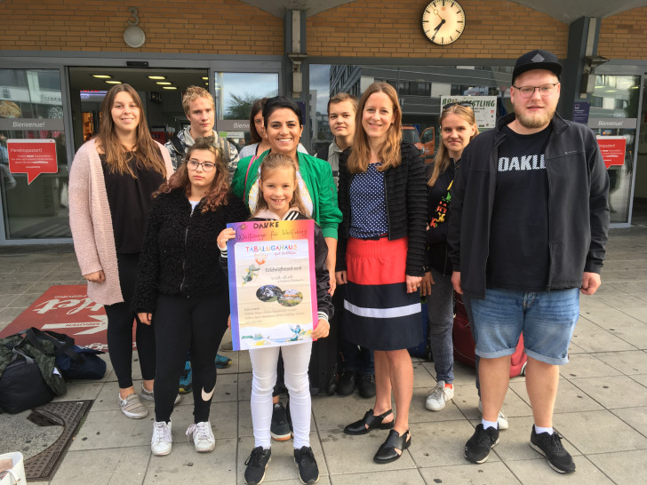 Sozialdezernentin Monika Müller mit der Reisegruppe vor dem Wolfsburger Hauptbahnhof. Foto: Stadt Wolfsburg