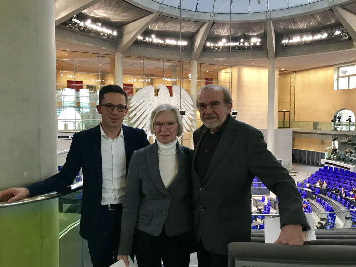 Falko Mohrs und das Ehepaar Rühl im Plenarsaal. Foto: Falko Mohrs