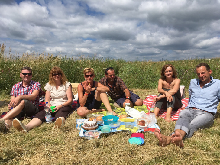 Leckere Snacks und wundervolle Musik bei strahlendem Sonnenschein - so macht Picknicken richtig Freude. Fotos: Eva Sorembik