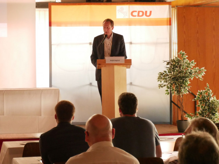 Die Goslarer CDU-Politiker trafen sich heute zu ihrem Kreisparteitag. Am Rednerpult: Kreisverbandsvorsitzender Ralph Bogisch. Fotos: Alexander Panknin
