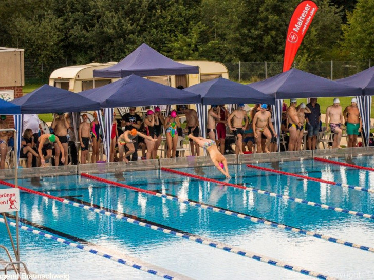 Punkt 12.00 Uhr werden die ersten Schwimmer zum 12-Stunden-Schwimmen ins Becken springen. Foto: Sportjugend Braunschweig