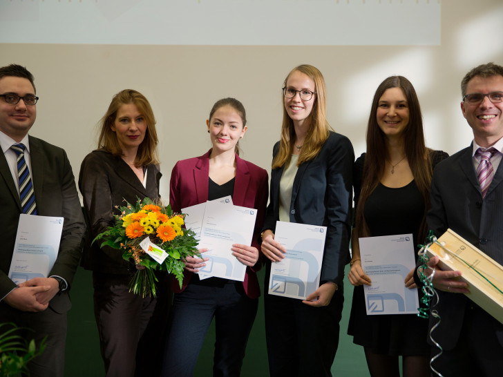 Freuten sich über die Auszeichnung: (v. l. n. r.) Jakob Boos, Dr. Heike Hümme, Franziska Lehnst, Carolin Stuwe, Kim Deneke, Prof. Dr. Andreas Jain. Foto: Ostfalia 