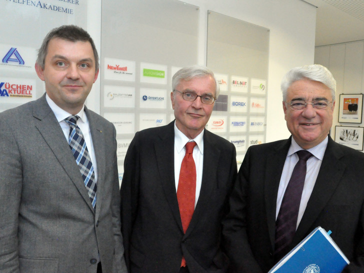 Dr. Jens Bölscher (von links), Prof. Dr. Horst Günter und Joachim Roth bieten im kommenden Jahr erstmals ein berufsbegleitendes Studium an der WelfenAkademie an. Foto: WelfenAkademie