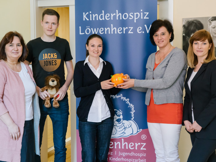 Simone Jendrzejewski, stellvertretende Direktorin der Autostadt Restaurants, Mark Wortmann, Auszubildender, Vanessa Schneider, Auszubildende, Annette Stucke, Kinderhospiz Löwenherz, Anika Hebecker, Personalleiterin der Autostadt Restaurants (v. li.). Foto: Anja Weber