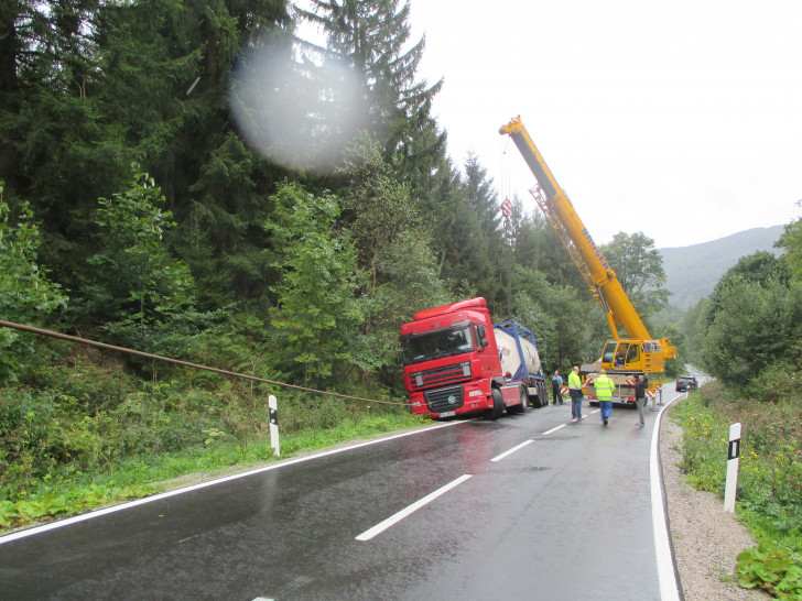 Ein Kran musste den Sattelzug aus dem Graben befreien. Foto: Polizei Langelsheim