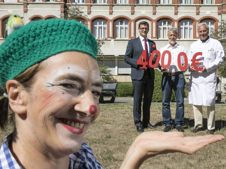 Klinik-Clown „Feodora“, BS Energy-Vorstandsvorsitzender Julien Mounier, der Vorsitzende der Weggefährten, Dr. Thomas Lampe, und Prof. Dr. Hans Georg Koch, Chefarzt der Klinik für Kinder- und Jugendmedizin. Foto: Klinikum Braunschweig / Peter Sierigk