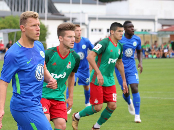 Mannschaftskapitän Julian Klamt (ganz links) köpfte das 1:0 in die Maschen. Foto: VFL