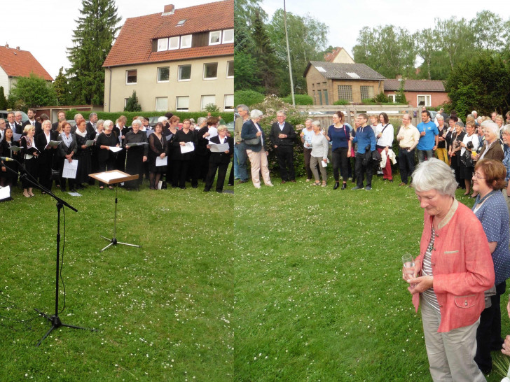 Zum 40-Jährigen Jubiläum der Thomaskantorei Wolfenbüttel wurde nach dem Jubiläumskonzert noch zum gemeinsamen Anstoßen auf die Wiese vor der Thomaskirche an der Jahnstraße eingeladen. Fotos: Bodo Walther
Fotomontage: Andreas Riekeberg 

