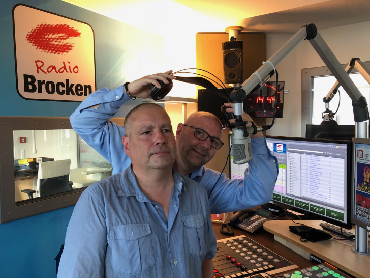 Ingo aus Offleben mit Marc Angerstein im Radio Brocken Studio. Foto: privat