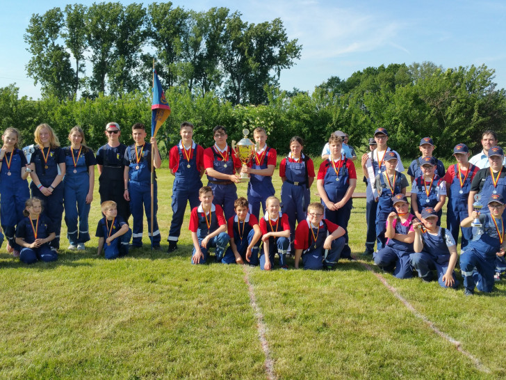 Samtgemeindejugendfeuerwehrwart Mirko Wogatzki, Jugendfeuerwehr Groß Sisbeck, Jugendfeuerwehr Groß Twülpstedt, Jugendfeuerwehr Danndorf, Fachbereichsleiter Wettbewerbe Benjamin Rose und Niklas Bleich (v. li.). Fotos: Feuerwehren der Samtgemeinde Velpke