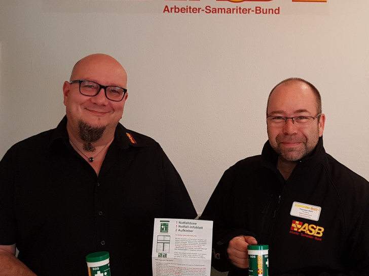 Andreas Clark und Thorsten vom ASB KV Peine stellen die Notfalldosen vor. Foto: ASB KV Peine