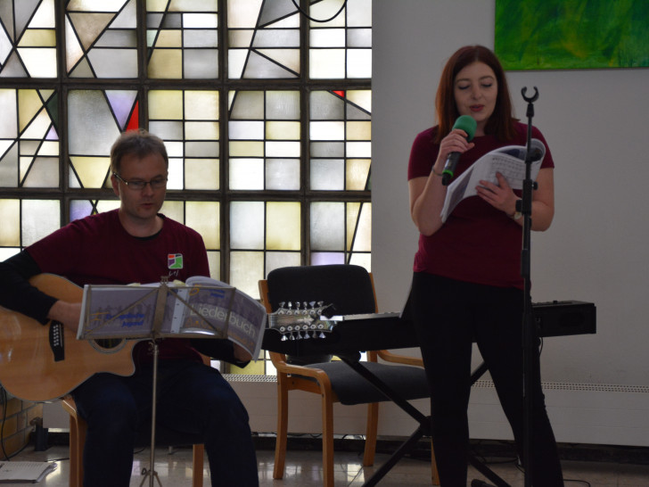 Ulrich Schön und Viola Hahn begleiteten den Gottesdienst musikalisch. Foto: Evangelisch-Lutherischer Kirchenkreis Peine