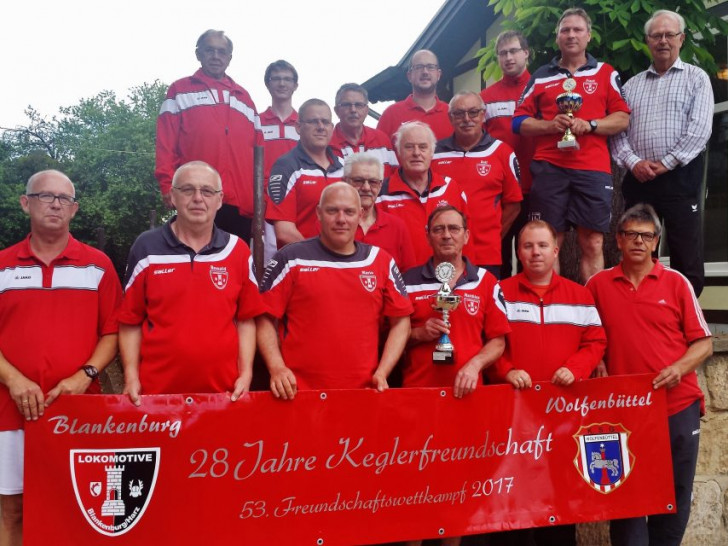 Beide Klubs in bunter Reihe zum Erinnerungsfoto. Foto: Verein