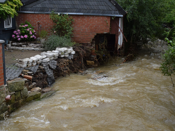 Das Hochwasser hat ganze Mauern einfach weggerissen. Für Schäden an Gebäuden und Brücken sowie Hausrat können Privatpersonen noch bis Ende März 2018 Landeshilfe beantragen.
Foto: Stadt Goslar
