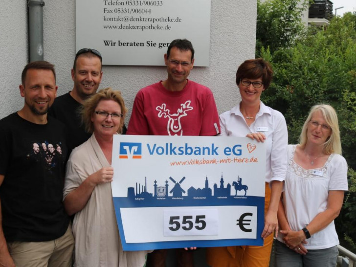 Jens-Peter Hintze, Ronny Hopert, Anja Steinke, Frank Klages (alle Förderverein) Doris Duddek und Christine Prietz (Denkter Apotheke) Foto: Förderverein Freibad Groß Denkte e. V.