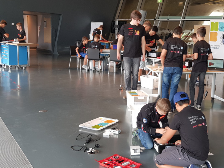 Tüfteln, basteln, programmieren: Das Digitale Sommercamp 2019 steht unter dem Motto #think.wob.new. Foto: Stadt Wolfsburg