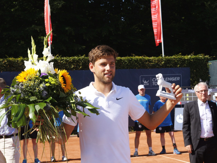 Als erster serbischer Tennisprofi gewinnt der 23-jährige Filip Krajinovic das mit 106.500 Euro Preisgeld dotierte ATP-Turnier Sparkassen Open in Braunschweig. Der Weltranglisten-122. besiegte den Vorjahresfinalisten Paul- Henri Mathieu aus Frankreich (Nr. 127 ATP) mit 6:2, 6:4 in 82 Minuten auf dem ausverkauften Centre Court des BTHC. Foto: Siegfried Nickel