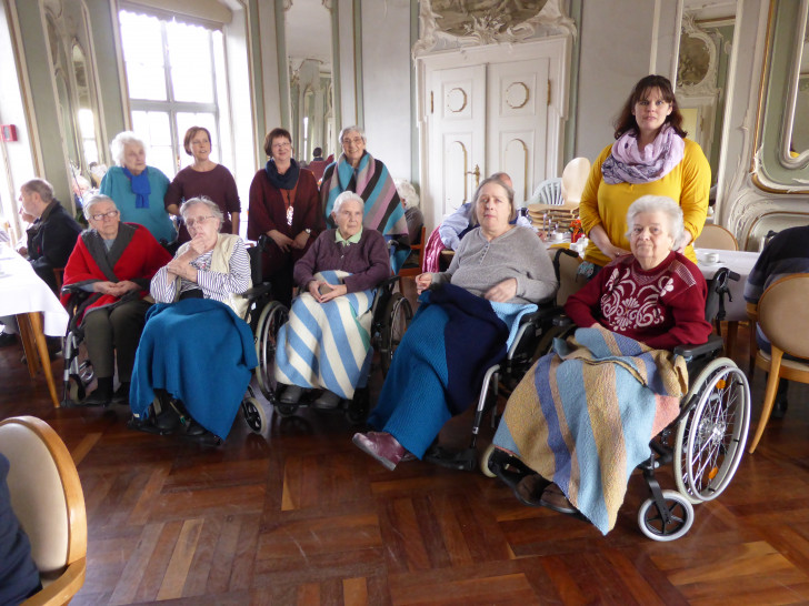 Stehend 4. von links Martina Tielemann mit Bewohnerinnen und Mitarbeiterinnen im Spiegelsaal der Seniorenbetreuung Schloß Schliestedt. Foto: privat