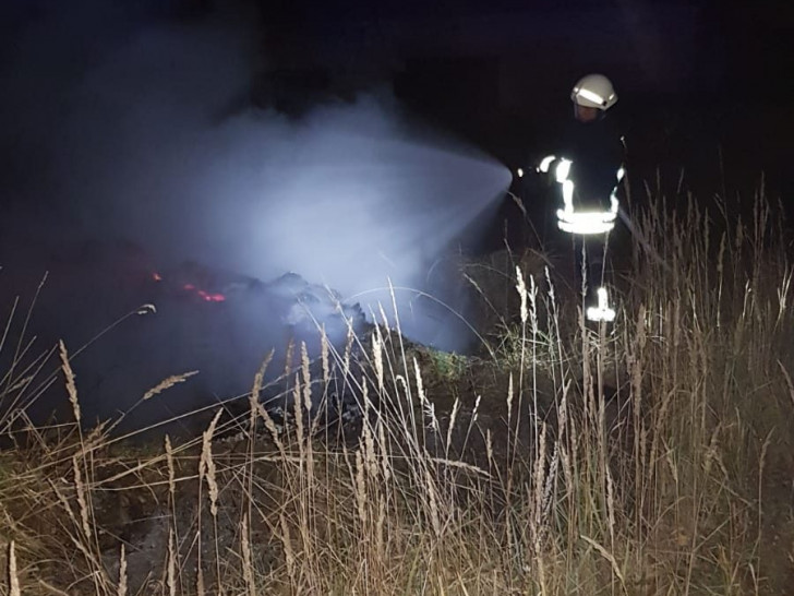 Die Feuerwehr konnte nach kurzer Suche einen brennenden Haufen Unrat lokalisieren. Foto: Feuerwehren der Samtgemeinde Velpke