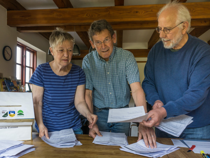 Christiane Wagner-Judith, Dierk Wiechmann und Hans-Peter Sauer sichten die vielen Fragebögen. Foto: Beate Mulich