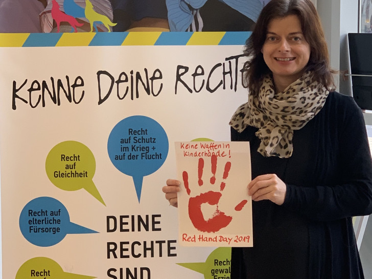 Zum Red Hand Day 2019 macht Katrin Dedolf, städtische Kinderbeauftragte, auf das Schicksal von Kindersoldaten aufmerksam. Foto: Stadt Wolfsburg