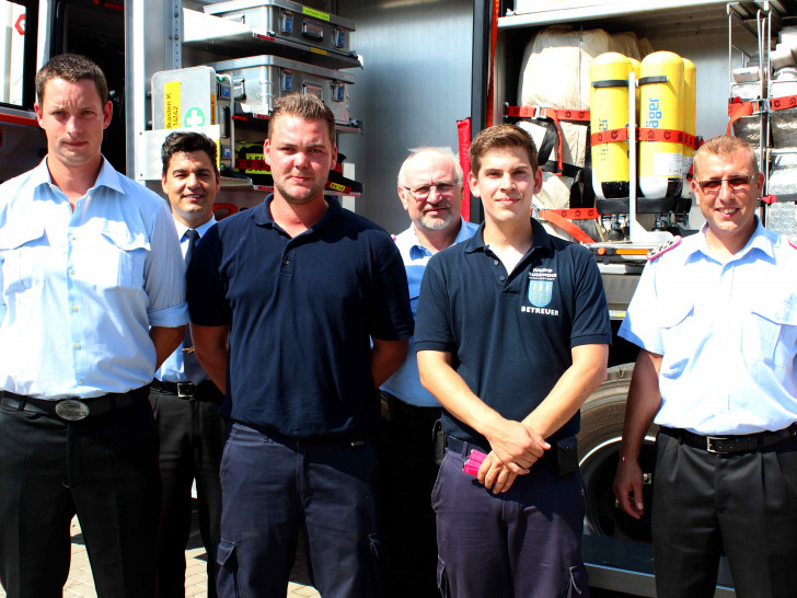Ortsbrandmeister David Ullrich (links) beförderte Johannes Grube, Fabian Wagner und Marc Decker zu Hauptfeuerwehrmännern. Im Hintergrund Kreisbrandmeister Tobias Thurau (links) und Gemeindebrandmeister Hans-Friedrich Tiemann. Foto: Bernd-Uwe Meyer