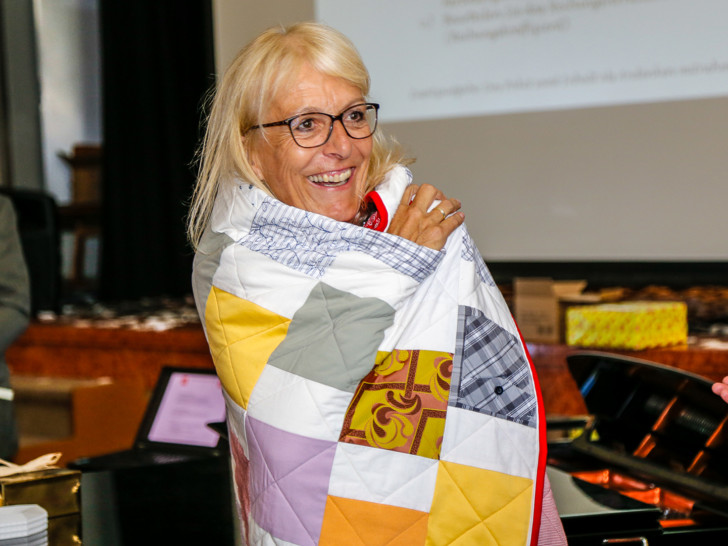 Ein von den Kollegen handgemachter Quilt war eines der vielen Geschenke zum Abschied von Ulrike Schade in den Ruhestand. Fotos: Stadt Wolfenbüttel