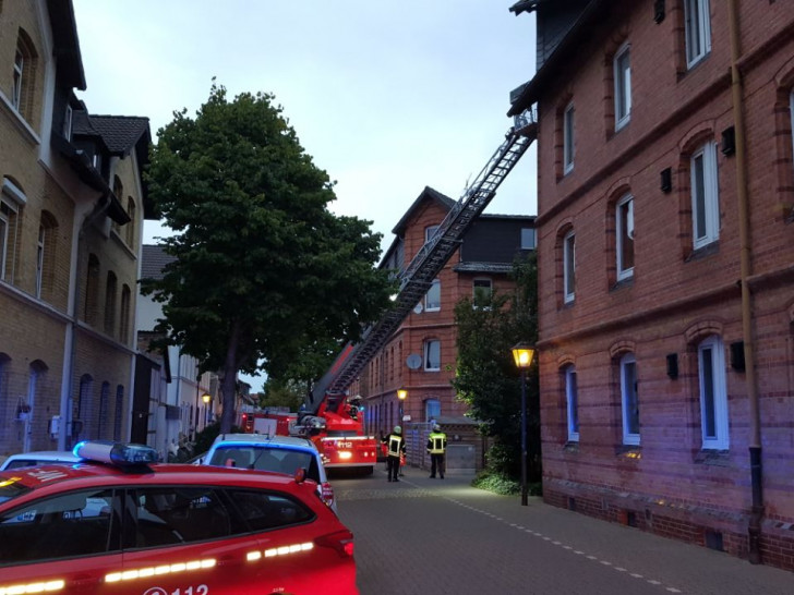 Die Einsatzkräfte kontrollieren das Dachgeschoss. Foto: Feuerwehr Wolfenbüttel.