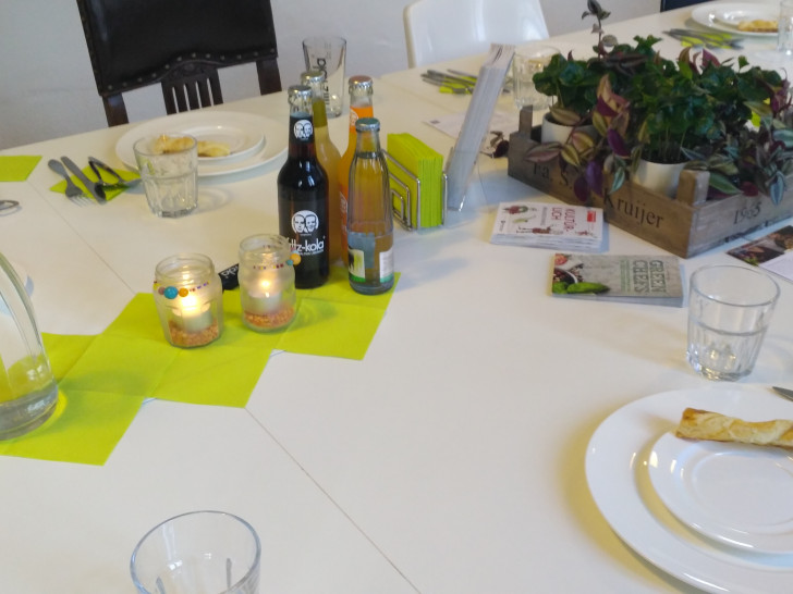 Welcome Dinner Braunschweig - Gemeinsam den Tisch decken gehört auch mit dazu. Foto: Madina Rostaie