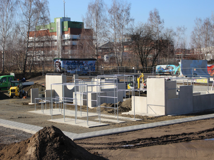 Die Parcoursanlage wird gerade auf dem neuen Jugendplatz an der Langen Straße errichtet. Foto: Max Förster