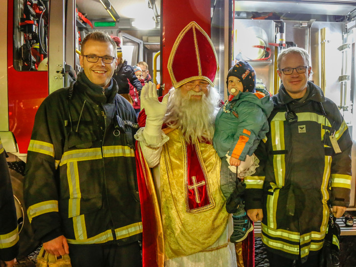 Der Nikolaus kam mit der Feuerwehr auf den Stadtmarkt. Fotos: Stadt Wolfenbüttel/RAE