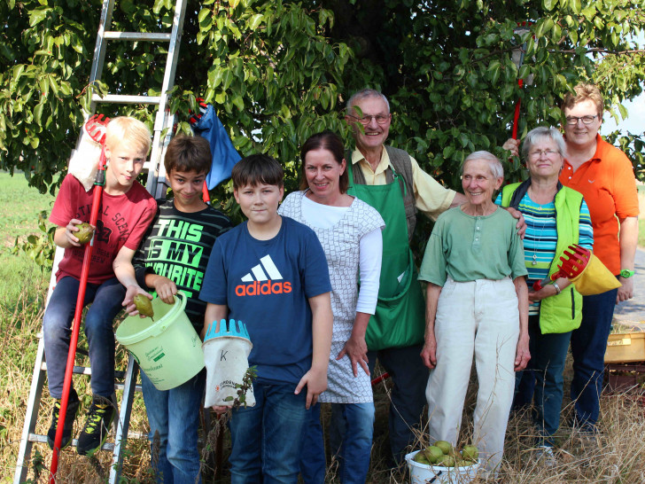 Mitglieder der Remlinger Umwelt- AG am Uehrder Weg in Roklum
Foto: Bernd-Uwe Meyer