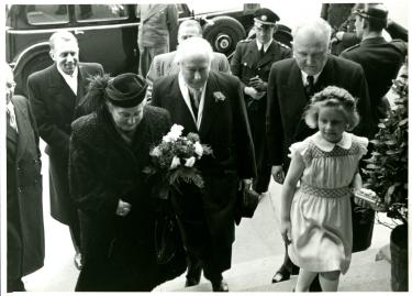 Städtisches Museum sucht die „kleine Erika“, die Elly Heuss-Knapp Nelken überreichte; Foto: Städtisches Museum, Ausstellung: "Ins Wirtschaftswunder", 2016.