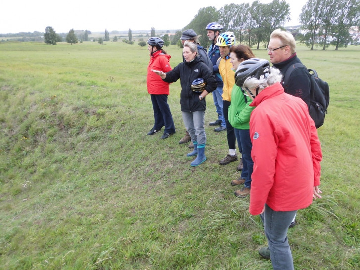 Eva Goclik vom BUND Braunschweig informiert die Cremlinger Grünen über bedrohte Pflanzen in den Herzogsbergen. Foto: Bernhard Brockmann