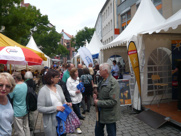An vielen Ständen warten umfangreiche Informationen auf die Besucher. Foto: Stadt Wolfsburg