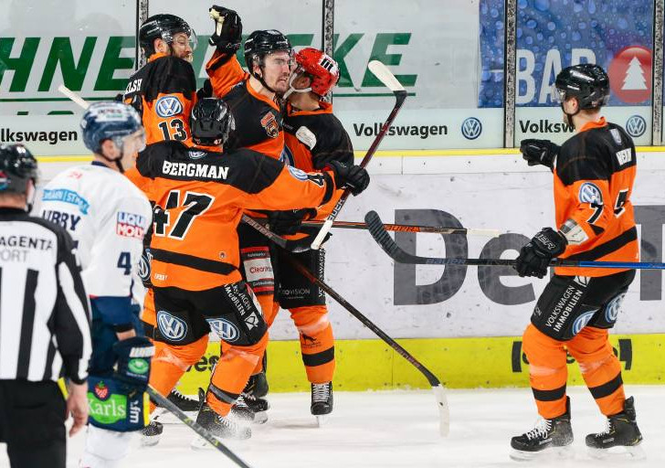 Spencer Machacek traf 73 Sekunden vor der Schlusssirene zum Sieg für die Grizzlys Wolfsburg. Foto: imago/Jan Huebner