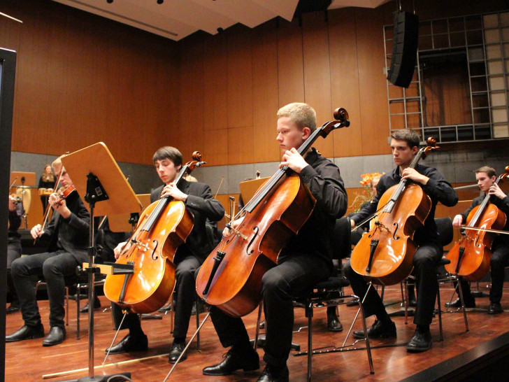 Das Jugend-Sinfonie-Orchester brachte die Stadthalle zum Klingen. Hier die Cellisten des Orchesters. Fotos: Max Förster