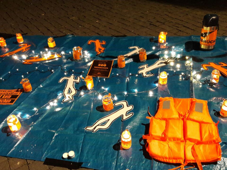 Symbolisch wurden das Meer und die vielen Ertrunkenen dargestellt. Foto: Seebrücke Braunschweig - AG Kreativer Protest
